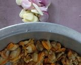 Foto langkah ke 1 dari resep Tumis kerang pedas asin gurih.
