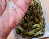 Foto del paso 7 de la receta: Edamame 枝豆 o vaina de soja fresca 🇯🇵🫛 "otoshi" o aperitivo en "izakaya" o taberna, cervecería 🍻Japón