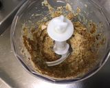 Une image de l'étape 2 de Sauce salade ail, moutarde truffée, épices et persil.