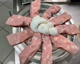 Une image de l'étape 8 de Salade composée de melon à la mortadelle, feta, mozzarella tressée, origan et crème de balsamique.