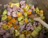Foto del passaggio 3 della ricetta Risotto ai fiori di zucchina salsiccia e zafferano