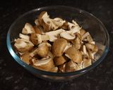 A picture of step 1 of Mushrooms in oyster sauce.
