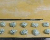 Foto del paso 4 de la receta: Raviolis rellenos de espinacas y ricota con salsa de tomate y albahaca