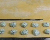 Foto del paso 4 de la receta: Raviolis rellenos de espinacas y ricota con salsa de tomate y albahaca