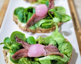 Foto del paso 4 de la receta: Tosta de camembert, canónigos y anchoas