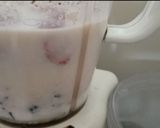 A picture of step 2 of Strawberry Shake.