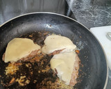 Foto del paso 5 de la receta: Hamburguesa con queso y mermelada sobre arroz y verduritas