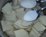 A picture of step 2 of Yam and egg with cabbage source.