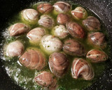 Foto del paso 7 de la receta: Almejas en salsa de ajos, perejil con un toques de salsa thai