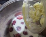 A picture of step 3 of Strawberry Milkshake.