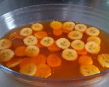 Foto del paso 2 de la receta: Gelatina bicolor con bananas. Light