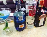 Hình bước làm 3 của món Cocktail Blue Moon