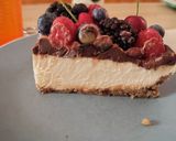 Foto del passaggio 7 della ricetta Cheesecake (fredda) al cioccolato e frutti di bosco