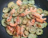 Une image de l'étape 3 de Pennes aux courgettes et crevettes à la crème.