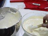 Tarta de mousse de chocolate blanco con frutas exóticas y sablé bretón