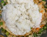 Hình bước làm 3 của món Cơm chiên kimchi bò xúc xích 🍳