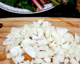 Foto del paso 1 de la receta: Sopa de patatas con hojas de remolacha - vegano