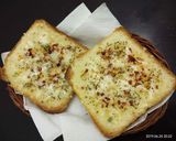 A picture of step 2 of Chilli cheese garlic toast.