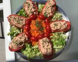 Une image de l'étape 6 de Salade d été tomates farcies jambon feta menthe lit de laitue et carottes râpées.
