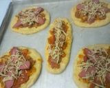 Foto langkah ke 4 dari resep Mini Pizza Empuk.