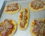Foto langkah ke 4 dari resep Mini Pizza Empuk.