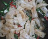 Foto langkah ke 1 dari resep Tumis Tauco Kerupuk Kulit.