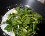 Foto langkah ke 4 dari resep Tumis Sawi Telur.