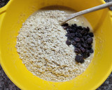 Foto del paso 2 de la receta: Bizcochitos de avena con mucha banana y pasas de uva