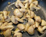 Foto del paso 5 de la receta: Escalopines de ternera con champiñones en salsa