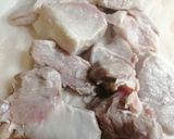 Φωτογραφία βήματος 2 της συνταγής Τηγανιά με χοιρινό μαριναρισμένο σε ρετσίνα και μανιτάρια
