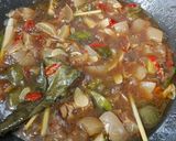 Foto langkah ke 4 dari resep Oseng Kikil Nyemek.