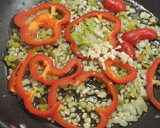 Foto del paso 2 de la receta: Arroz con solomillo de cerdo, chorizo y verduritas.🍚🐖🫑🍅🥕