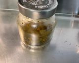Une image de l'étape 1 de Pommes de terre sautées aux pickles, ail noir et persil.