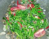 Foto langkah ke 5 dari resep Tumis Selada Air Kerang (Tumis Sayur Paret-Paret Ghoncah Korang).