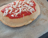 Foto del paso 5 de la receta: Pizza calzones de pollo y tres quesos