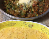 Foto del paso 3 de la receta: Tortilla de zapallitos y zanahoria rellena con queso y huevo