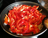 Foto del paso 3 de la receta: Merluza con pimiento rojo salteado
