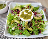 Foto del paso 5 de la receta: Ensalada de brotes, aguacate, granada y queso de cabra con pesto de hierbabuena y cacahuete
