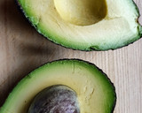 Foto del paso 1 de la receta: Ensalada de aguacate, anchoas naturales, fresas y hierbabuena