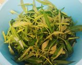 Foto langkah ke 1 dari resep Tumis Kangkung Saus Tiram.