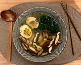 Foto del paso 10 de la receta: Miso ramen de pollo, shiitakes y espinacas🍜