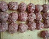 Foto del paso 1 de la receta: Brochetes de carne picada con cebolla, morrón rojo y verde