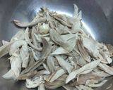 Hình bước làm 3 của món Miến gà nấm hương