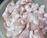 Foto del paso 1 de la receta: Pollo frito en salsa con papas cocidas