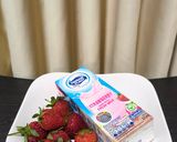 Foto langkah ke 1 dari resep Strawberry Milkshake.