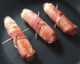 Foto del paso 3 de la receta: Salchichas rellenas envueltas🌭🥓
