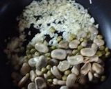 Foto del paso 1 de la receta: Habas y arvejas frescas salteadas con cebolla