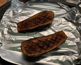 Une image de l'étape 6 de Aubergine rôtie au miel et épices, sauce yaourt et riz au safran.