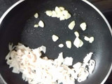 Habichuelas salteadas con chips de calabaza y huevo poche