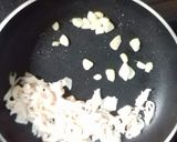 Foto del paso 4 de la receta: Habichuelas salteadas con chips de calabaza y huevo poche